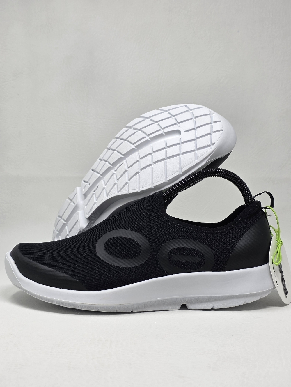 OOFOS OOMG Recovery Shoes In White Black Men's Size 9 US New